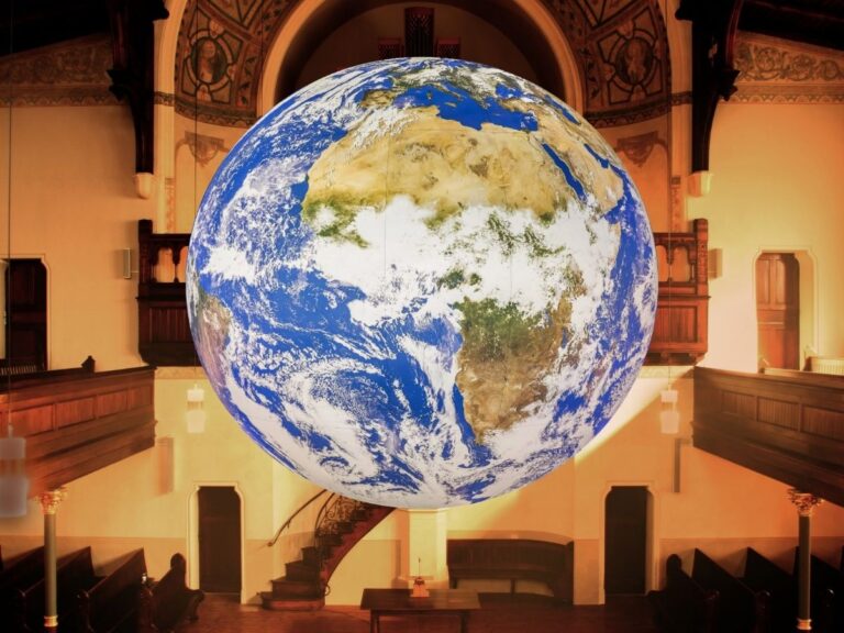 Die Erde in 3D in der Bergkirche. / Foto: Luke Jerram und Max Ciolek.