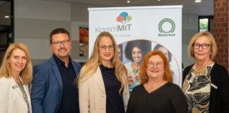 Feierten das 10-jährige Jubiläum des MigrationsZentrums des Landkreises Osnabrück unter dem Dach der MaßArbeit (von links): Bereichsleiterin Nadine Nuxoll, MaßArbeit-Vorstand Lars Hellmers, Landrätin Anna Kebschull, Referentin Debbie Stoll, und die Leiterin des Migrationszentrums, Andrea Börgeling./ Foto: Ernesto Wiebrock (MaßArbeit).