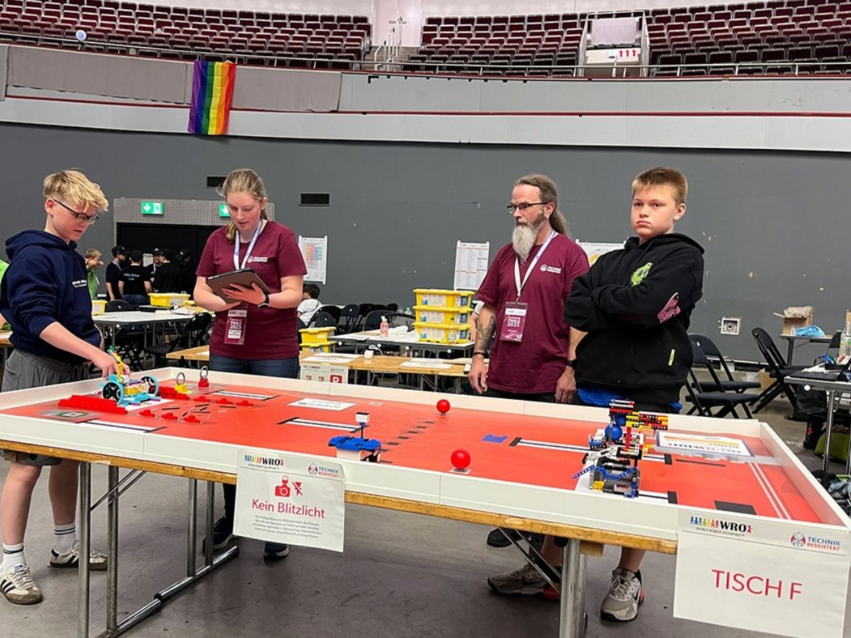 Team aus Bad Laer beim Deutschlandfinale der World Robot Olympiad Das Team SNAKE zeigte bei insgesamt fünf Wertungsläufen das Können des Roboters. / Foto: SFZ Osnabrück.