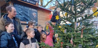 Das macht Freude: Zusammen mit ihren Lehrerinnen nahmen auch diese Schülerinnen und Schüler an der Weihnachtsbaum-Schmückaktion teil. / Foto: Stadt Melle