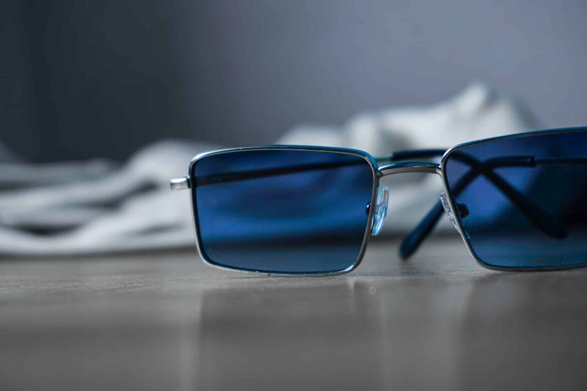 Brille mit blauen Gläsern