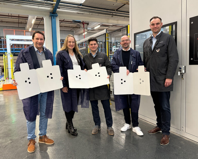 Samtgemeindebürgermeister Michael Bürgel (li.), Landrätin Anna Kebschull und WIGOS-Geschäftsführer Peter Vahrenkamp (4. v. li.) bekamen bei einem Rund-gang einen Einblick in die Produktion von Verpackungen. Geschäftsführender Gesellschafter Nicholas Delkeskamp (Mitte) und Prokurist Thorsten Weissbeck informierten die Gäste über die aktuellen Herausforderungen.