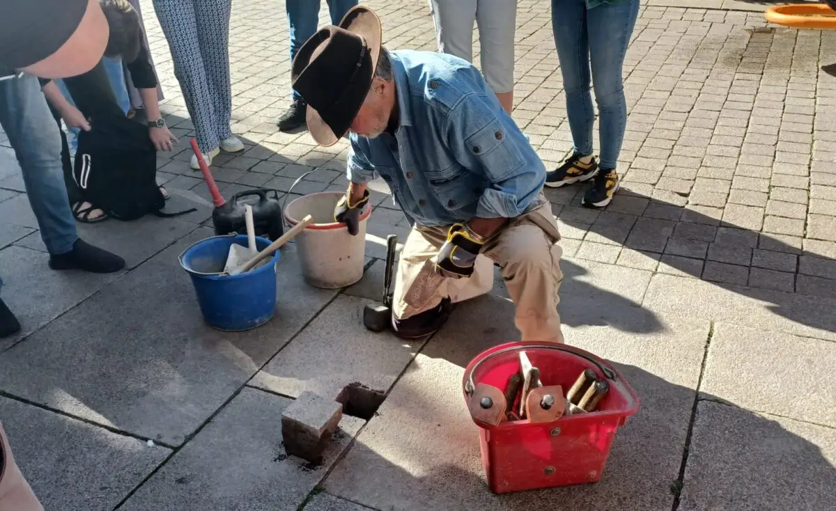 Gunter Demnig verlegt einen Stolperstein. / Foto: Maximilian Kahle