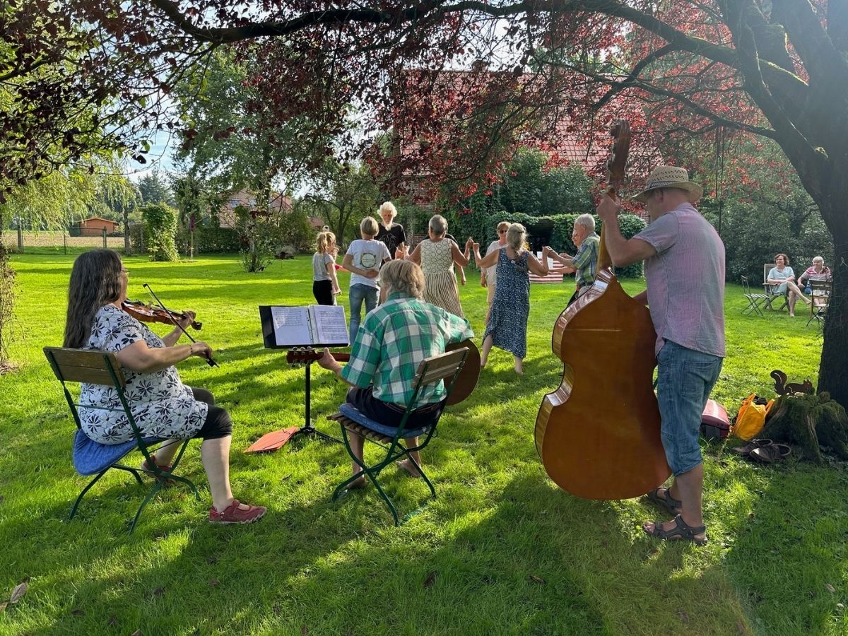 Kulturgenuss auf dem Land: Mit Osnabrücker Landpartie die Region entdecken Ein Tag Petras Garten mit Musik der Band „Folk Venne“ und Tanz. / Foto: OLP