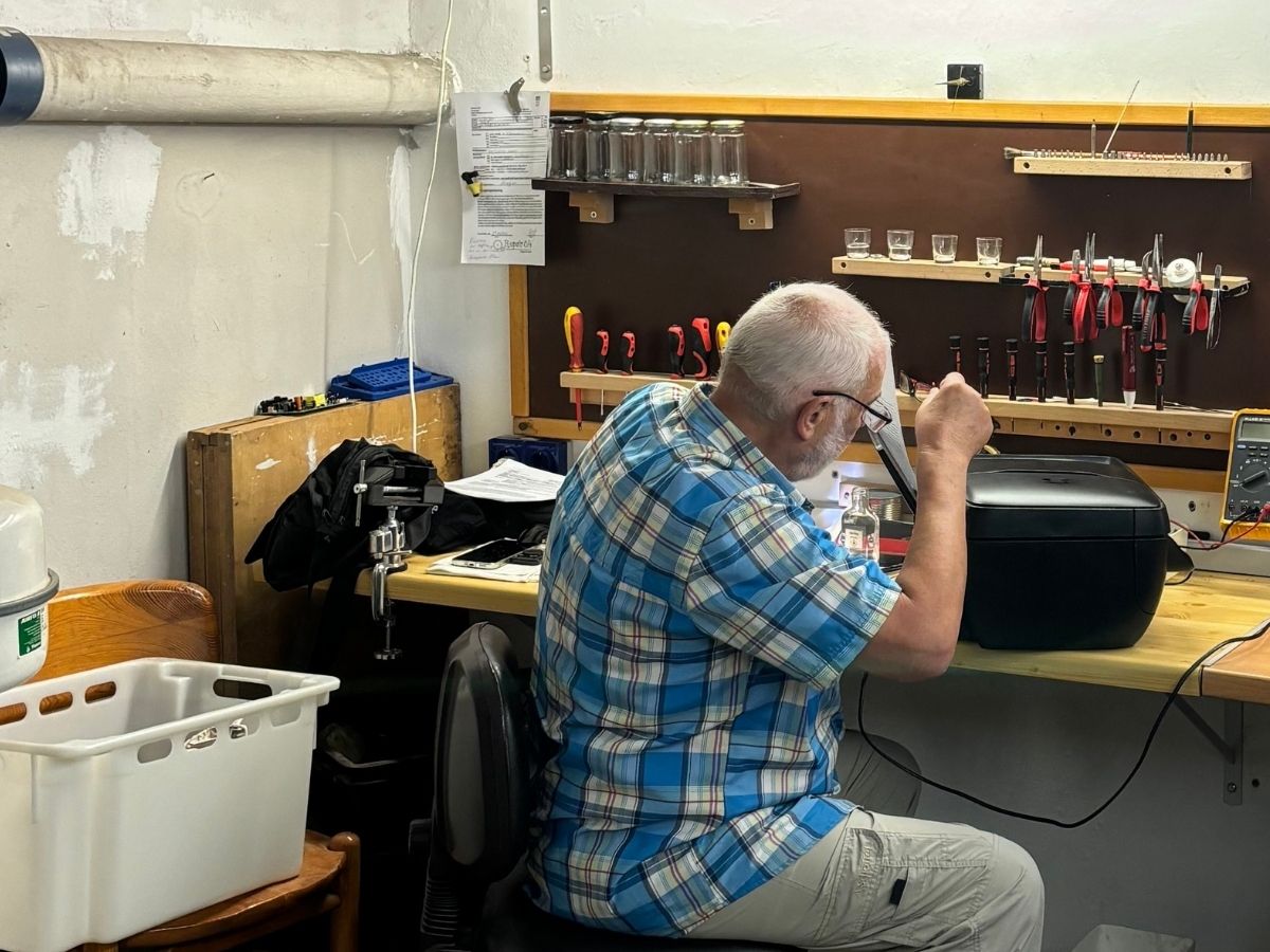 Im Repair-Café reparieren Ehrenamtliche defekte Gegenstände. / Foto: Diakonie