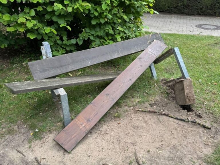 Wirft Fragen auf: Die kaputte Bank auf dem Spielplatz in der Mönterstraße. / Foto: Privat
