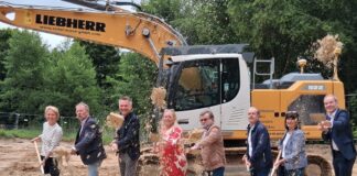 Mit dem symbolischen Spatenstich wurde nicht nur ein neues Bauprojekt begonnen, sondern auch ein starkes Signal für gemeinschaftliches Engagement im Bereich Betreuung gesetzt. / Foto: Stadt Melle