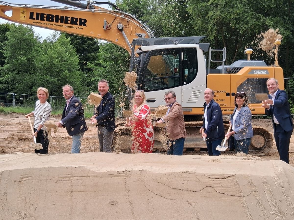 Mit dem symbolischen Spatenstich wurde nicht nur ein neues Bauprojekt begonnen, sondern auch ein starkes Signal für gemeinschaftliches Engagement im Bereich Betreuung gesetzt. / Foto: Stadt Melle