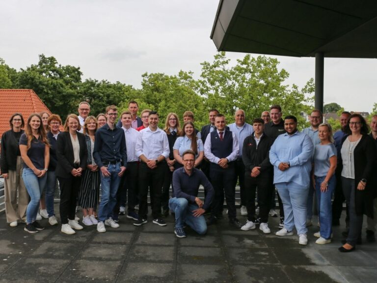 Nach erfolgreichem Abschluss ihrer dreijährigen Ausbildung wurden 13 Fachkräfte im Fahrbetrieb zusammen mit ihren Ausbildern feierlich verabschiedet. / Foto: Alina Rapp (Verkehrsgemeinschaft Osnabrück)