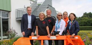 Orangefarbene Bank als Zeichen gegen Gewalt an Frauen (v.l.): Klinikums-Geschäftsführer Klaus Beekmann, Elke und Markus Höpker von „Redhandfist“, Cornelia-Streb-Baumann vom Zonta-Club Osnabrück Westfälischer Friede, Krankenhaushygienikerin Christiane Körbel-Peceny sowie Lidia Wübbelmann vom Zonta-Club Osnabrück Westfälischer Friede. / Foto: Jens Lintel