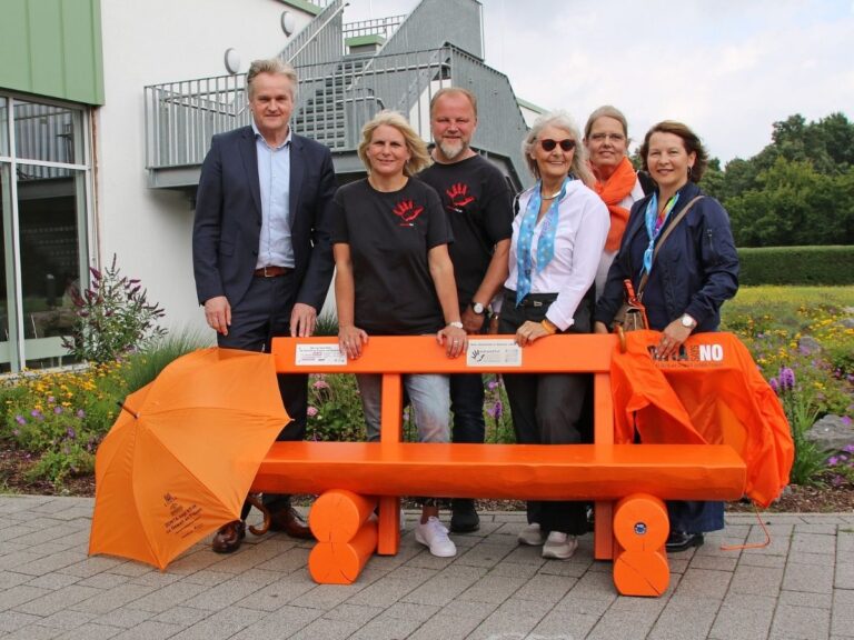 Orangefarbene Bank als Zeichen gegen Gewalt an Frauen (v.l.): Klinikums-Geschäftsführer Klaus Beekmann, Elke und Markus Höpker von „Redhandfist“, Cornelia-Streb-Baumann vom Zonta-Club Osnabrück Westfälischer Friede, Krankenhaushygienikerin Christiane Körbel-Peceny sowie Lidia Wübbelmann vom Zonta-Club Osnabrück Westfälischer Friede. / Foto: Jens Lintel
