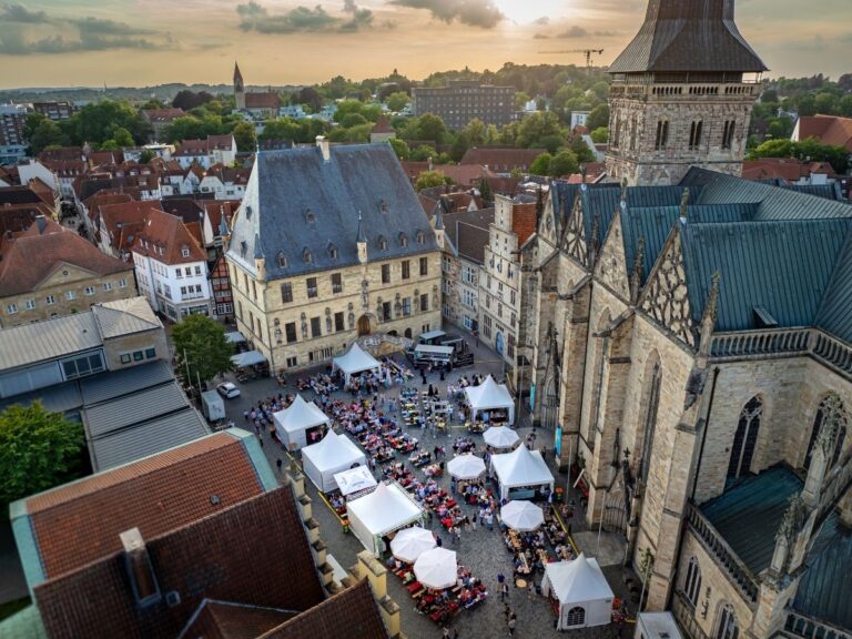 Panorama Marktplatz historisches Rathaus Weinfest 24. / Foto: Marketing Osnabrück