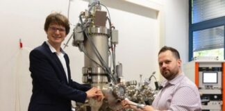 Dr. Philipp Rahe (links) und Dr. Jonas Heggemann vor dem Rastersondenmikroskop. / Foto: Vivienne Vent