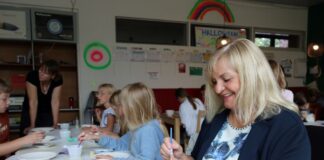 Bürgermeisterin Dagmar Bahlo testete natürlich auch selbst die Ferienpassaktion und tauchte den Pinsel in die Farbe. / Foto: Niklas Otten (Stadt Georgsmarienhütte)