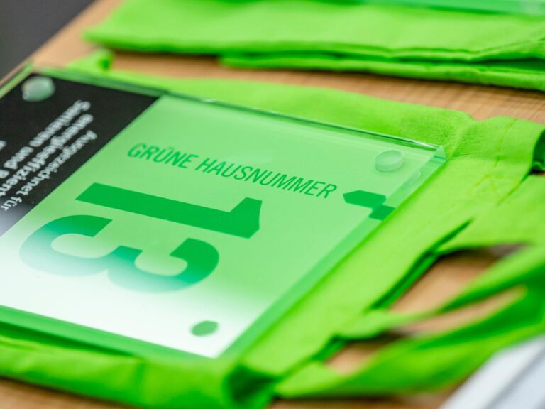 Jetzt für die Grüne Hausnummer 2025 bewerben – Energieeffizientes sanieren oder neu bauen wird ausgezeichnet.