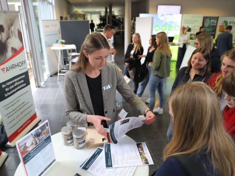 Bei der ersten Ausgabe der Messe vor 20 Jahren waren es noch sechs Firmen, inzwischen konnten die Studierenden sich bei 40 Unternehmen informieren.