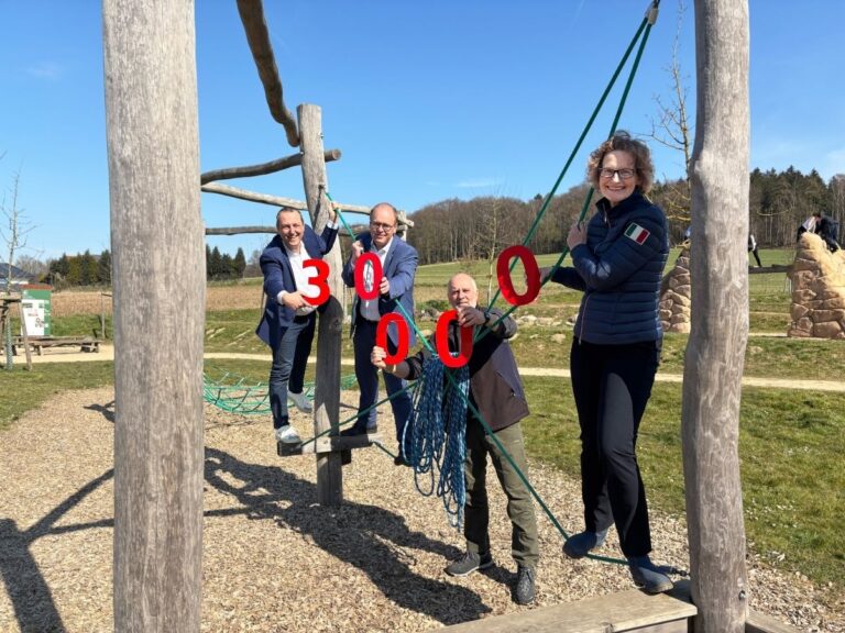 Freuen sich, wenn es bald nicht mehr nur im Niedrig-, sondern auch im Hochseilgarten wieder hoch hinaus geht: Jörg Fischlin (Geschäftsführer der Ehlerding Stiftung, v.l.), Ralf Hellige (Vertreter des Vorstands der Sparkasse Osnabrück), Ivo Neuber (Leiter des Schullandheims Barkhausen) und Ulrike Wegner (Netzwerke, Freunde und Förderer Ehlerding Stiftung). / Foto: L. Knemeyer (Sparkasse Osnabrück)