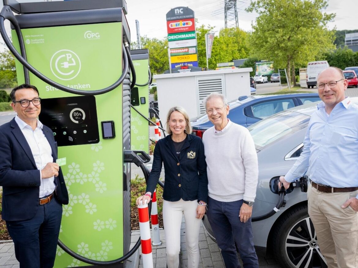 Haben die beiden neuen Schnelllader am Nahne-Center in Betrieb genommen: (V.l.) Wigand Maethner (OPG), Rica Rössler, Dr. Peter Rössler (beide Nahne-Center), Roger Schmiemann (Isoblock)