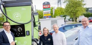 Haben die beiden neuen Schnelllader am Nahne-Center in Betrieb genommen: (V.l.) Wigand Maethner (OPG), Rica Rössler, Dr. Peter Rössler (beide Nahne-Center), Roger Schmiemann (Isoblock)
