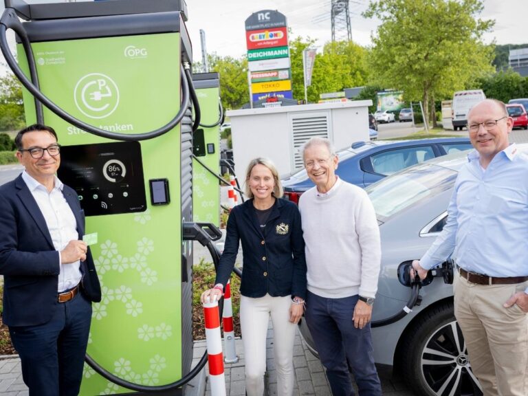 Haben die beiden neuen Schnelllader am Nahne-Center in Betrieb genommen: (V.l.) Wigand Maethner (OPG), Rica Rössler, Dr. Peter Rössler (beide Nahne-Center), Roger Schmiemann (Isoblock)
