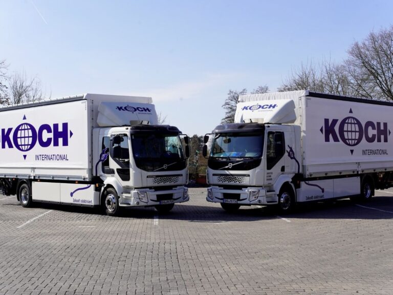 Koch International nahm im April 2025 zwei Elektro-LKW für den Einsatz im Nahverkehr in Betrieb. Die Fahrzeuge leisten einen wichtigen Beitrag zur Reduzierung von CO2- und Lärmemissionen.