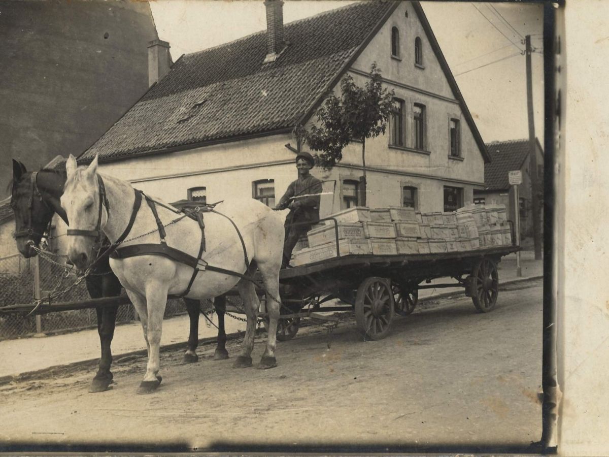 125 Jahre Koch International in Osnabrück: Von der Pferdekutsche zur digitalen Logistik-Zukunft : Im Jahr 1900 gründete Heinrich Koch das Unternehmen mit Pferd und Wagen.