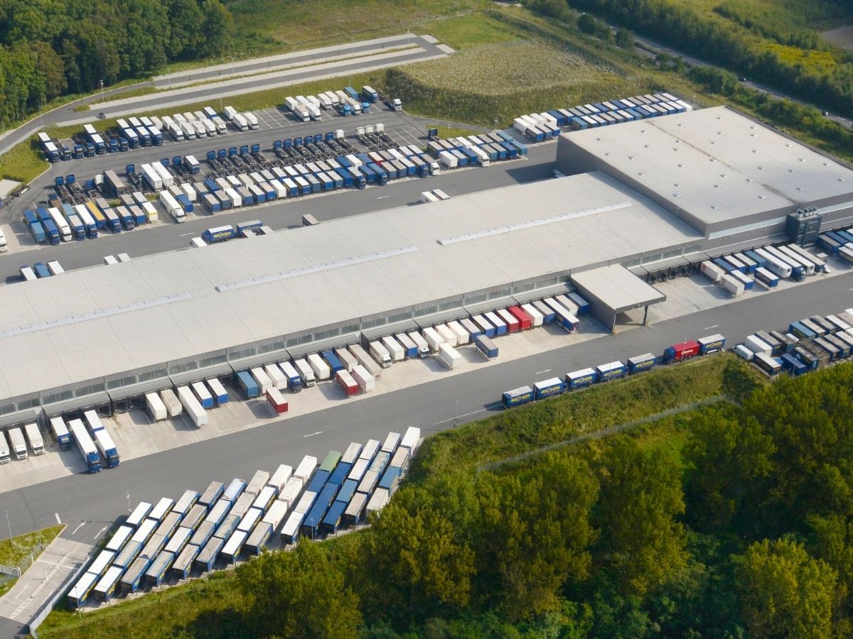 125 Jahre Koch International in Osnabrück: Von der Pferdekutsche zur digitalen Logistik-Zukunft Im Jahr 2013 bezog Koch International das Logistikzentrum mit Hauptverwaltung in Osnabrück-Haste.