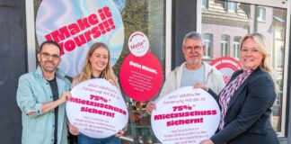 Weisen bei einem Ortstermin auf die Fördermöglichkeiten hin: (von rechts) Bürgermeisterin Jutta Dettmann, Ortsratsmitglied Christian Terbeck, Citymanagerin Leonie Schürmann und Ortsbürgermeister Uwe Plaß.