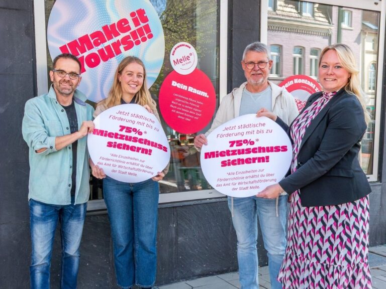 Weisen bei einem Ortstermin auf die Fördermöglichkeiten hin: (von rechts) Bürgermeisterin Jutta Dettmann, Ortsratsmitglied Christian Terbeck, Citymanagerin Leonie Schürmann und Ortsbürgermeister Uwe Plaß.