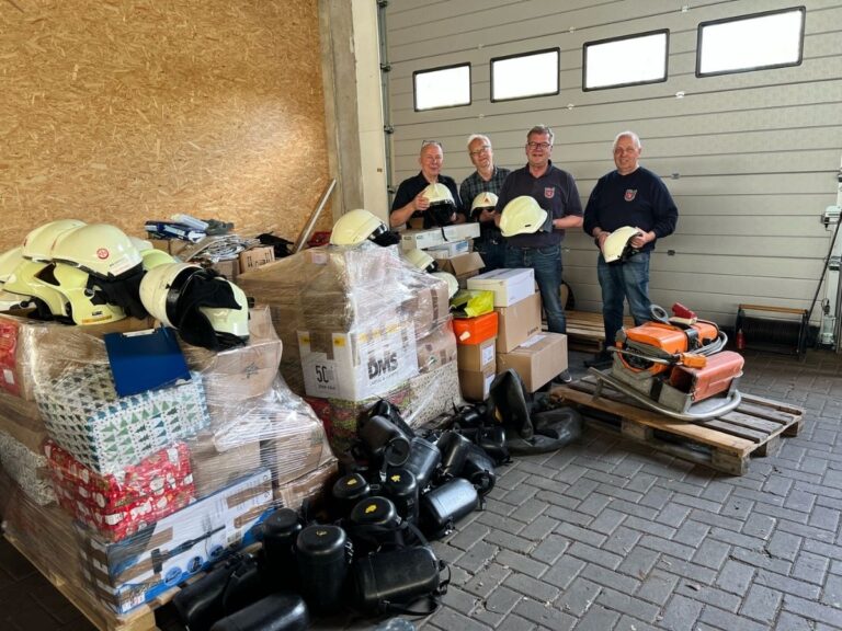 Der stellvertretende Stadtbrandmeister der Stadtfeuerwehr Georgsmarienhütte, Rainer Witt, (vierter von links) gemeinsam mit Feuerwehrkamerad Johannes Warning (dritter von links) bei der Spendenübergabe in Stade. In Empfang genommen wurden die Spenden von Einsatzleiter Wilfried Sprekels und Rainer Krusche (von links).