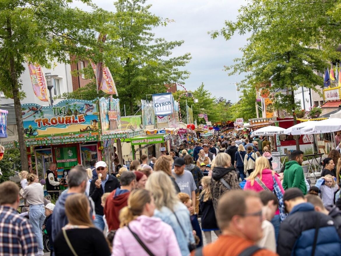 Die Festmeile im Wallenhorster Zentrum lockt mit Kirmesflair und kulinarischen Angeboten. / Foto: Gemeinde Wallenhorst