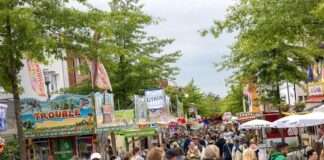 Die Festmeile im Wallenhorster Zentrum lockt mit Kirmesflair und kulinarischen Angeboten. / Foto: Gemeinde Wallenhorst