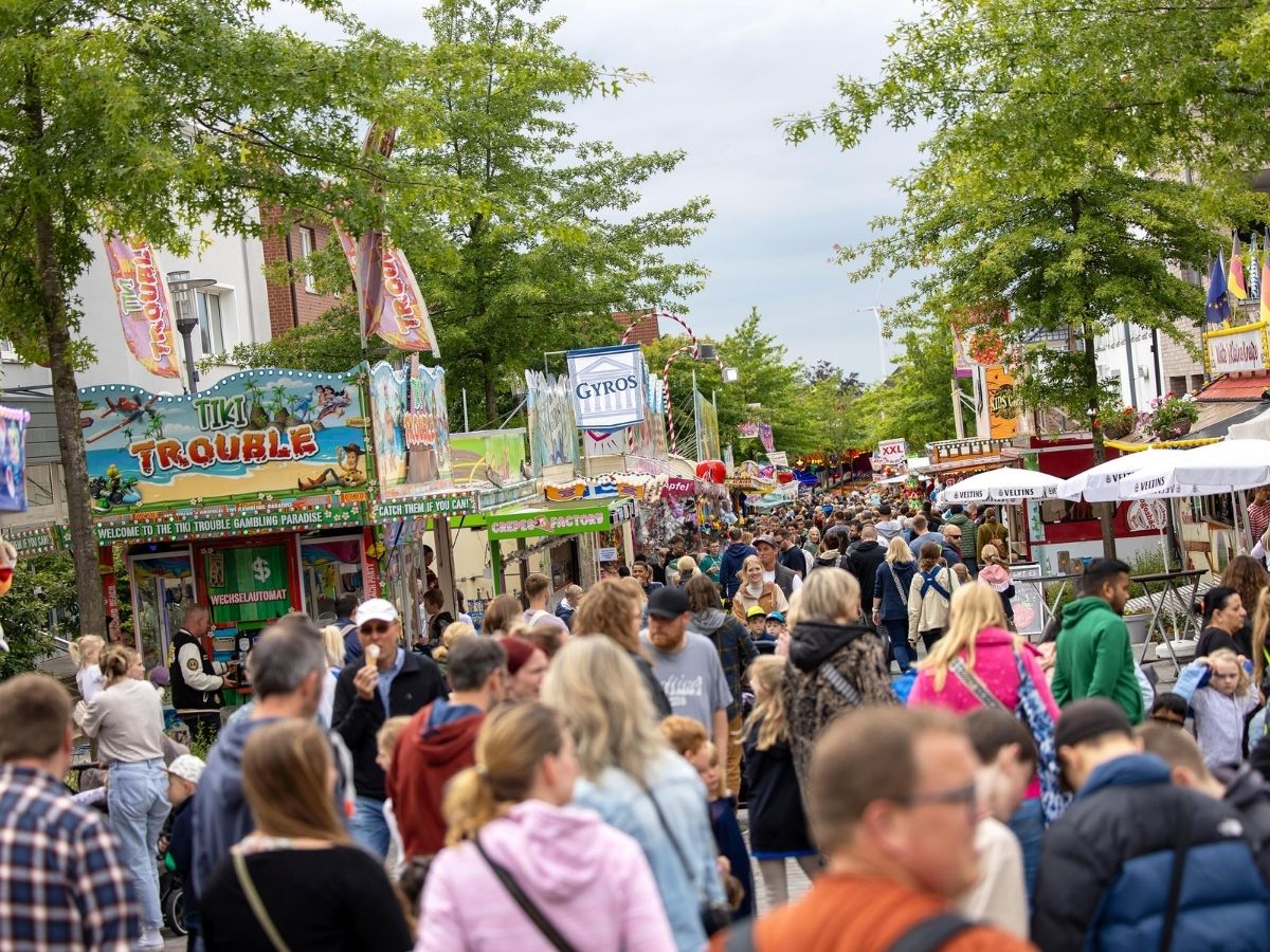 Die Festmeile im Wallenhorster Zentrum lockt mit Kirmesflair und kulinarischen Angeboten. / Foto: Gemeinde Wallenhorst