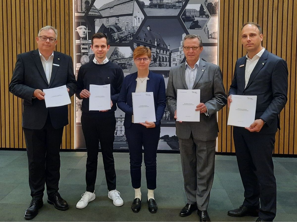 Präsentieren ihr veröffentlichtes Dossier: (v.l.n.r) André Schüller, Dr. phil. Max Schlenker, Dr. phil. Esther Graf, Johannes Hartig, Fabian Winkler. / Foto: Marieke Timmermann