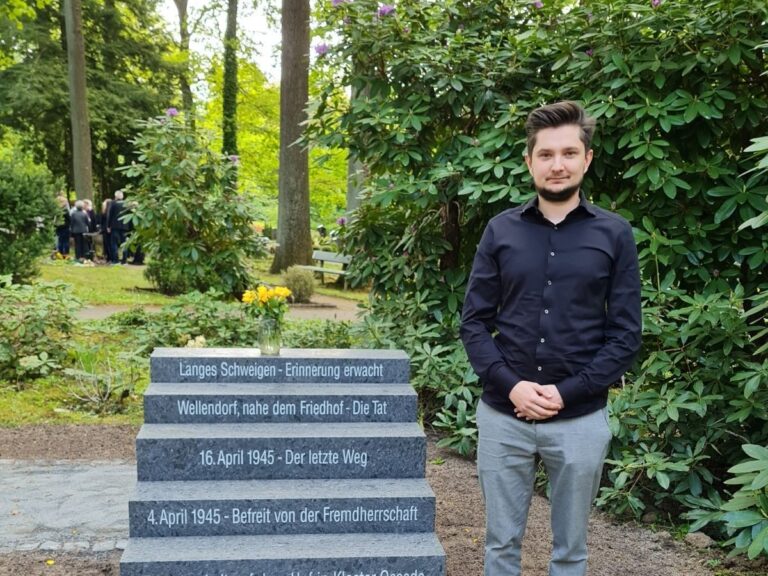 Der Wiesbadener Künstler Przemyslaw Martyna hat die Skulptur mit dem Namen „Die letzten Schritte“ entworfen. Im November 2024 gewann er mit seiner Konzeption den Kunstwettbewerb für die Gestaltung des Mahnmals. / Foto: Giulia Lambert (Gedenkstätten Gestapokeller und Augustaschacht)