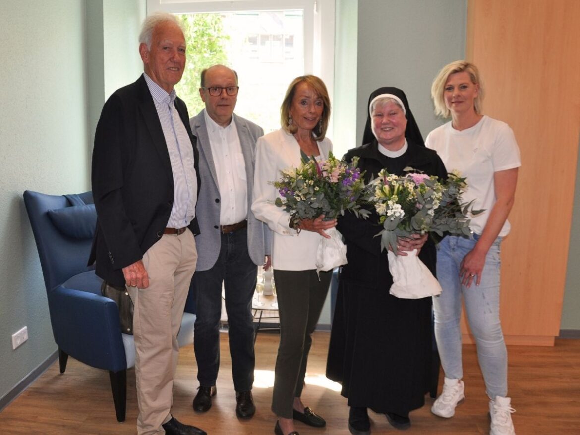 (v.l.n.r.) Der Geschäftsführer der St. Elisabeth Pflege Antonius Otten (2v.l.) und Heimleiterin Katharina Brackmann-Löffler (rechts) dankten dem Ehepaar Cramer für ihre große Unterstützung. Schwester Eva-Maria hatte den Kontakt zur Cramer-Stiftung vermittelt und bekam als Dankeschön einen Blumenstrauß. / Foto: Nadin Kohlbrecher (Caritas)