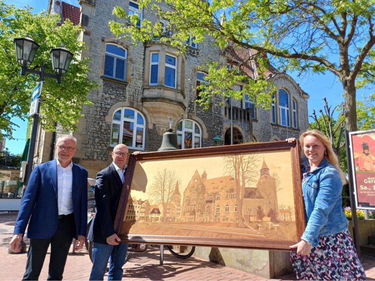 Übergabe des Kunstwerks mit (von rechts) Jutta Dettmann, Stefan Wernecke und Thomas Bierwirth. / Foto: Stadt Melle