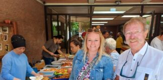 Begeistert zeigten sich Bürgermeisterin Jutta Dettmann und Ortsbürgermeister Wilhelm Hunting nicht nur vom attraktiven Rahmenprogramm, sondern auch von dem vielfältigen kulinarischen Angebot. / Foto: Stadt Melle