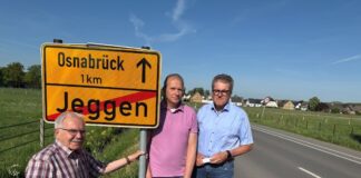 Hans-Dieter Schleibaum und Boris Lange (Ortsvorsteher von Jeggen u. Natbergen) starten gemeinsam mit Bürgermeister Guido Halfter einen neuen Anlauf für mehr Sicherheit auf der Landesstraße 90 zwischen Natbergen und Jeggen. / Foto: Schäfer (Gemeinde Bissendorf)