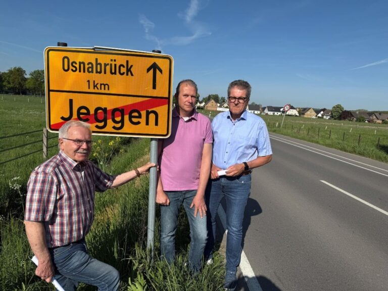 Hans-Dieter Schleibaum und Boris Lange (Ortsvorsteher von Jeggen u. Natbergen) starten gemeinsam mit Bürgermeister Guido Halfter einen neuen Anlauf für mehr Sicherheit auf der Landesstraße 90 zwischen Natbergen und Jeggen. / Foto: Schäfer (Gemeinde Bissendorf)
