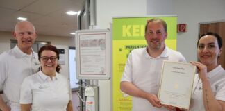 Freuen sich über die Auszeichnung (von links) Oliver Becker (Leitung Abteilung Hygiene), Sybille Rosenberger  (stellvertretende Leitung Abteilung Hygiene), Thomas Falke (Hygienefachkraft) und Linda Gugell (Hygienefachkraft). Foto: Meier (Schüchtermann-Klinik)