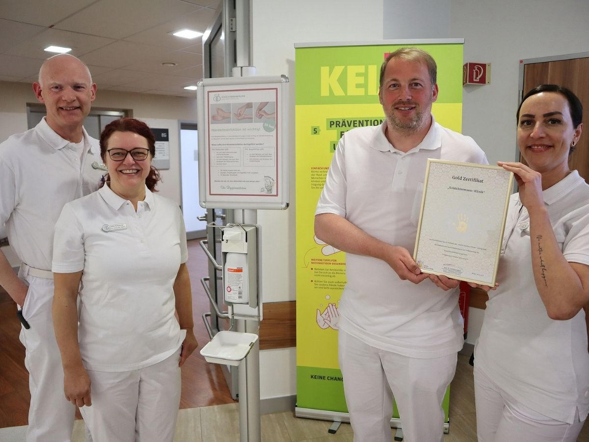 Freuen sich über die Auszeichnung (von links) Oliver Becker (Leitung Abteilung Hygiene), Sybille Rosenberger  (stellvertretende Leitung Abteilung Hygiene), Thomas Falke (Hygienefachkraft) und Linda Gugell (Hygienefachkraft). Foto: Meier (Schüchtermann-Klinik)