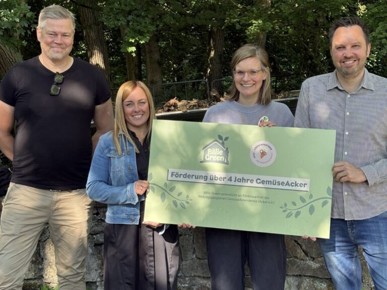 Bei der symbolischen Scheckübergabe an der Thomas-Morus-Schule in Osnabrück: (v.l.n.r): Schulleiter Dr. Ingo Voss, stv. Schulleiterin Katrin Pannenberg, Inga Simon (Partnermanagerin Acker e.V.) und Sven Wieken, Geschäftsführer von Billie Green. / Foto: Billie Green