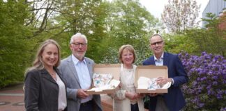 Die AWIGO stellt (werdenden) Eltern ein kostenloses Stoffwindel-Probierpaket zur Verfügung. V.l.n.r.: Anna Kebschull (Landrätin des Landkreises Osnabrück), Bernhard Strootmann (Vorsitzender des AWIGO-Aufsichtsrates), Jutta Olbricht (Stellvertretende Vorsitzende des AWIGO-Aufsichtsrates), Christian Niehaves (Geschäftsführer der AWIGO) / Foto: Christoph van Kampen (AWIGO)