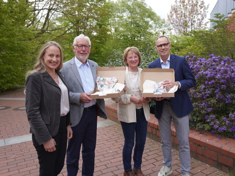 Die AWIGO stellt (werdenden) Eltern ein kostenloses Stoffwindel-Probierpaket zur Verfügung. V.l.n.r.: Anna Kebschull (Landrätin des Landkreises Osnabrück), Bernhard Strootmann (Vorsitzender des AWIGO-Aufsichtsrates), Jutta Olbricht (Stellvertretende Vorsitzende des AWIGO-Aufsichtsrates), Christian Niehaves (Geschäftsführer der AWIGO) / Foto: Christoph van Kampen (AWIGO)