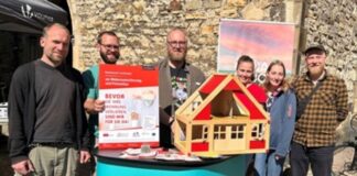 Das Team der Wohnraumhilfe im Johannisquartier: Josia Menken (links), Tim Schnuck, Sebastian Schoo, Sara Wobig, Nina Lade und der Quartiersmanager im Johannisquartier Daniel Lindholz. / Foto: Silke Brickwedde (Stadt Osnabrück)