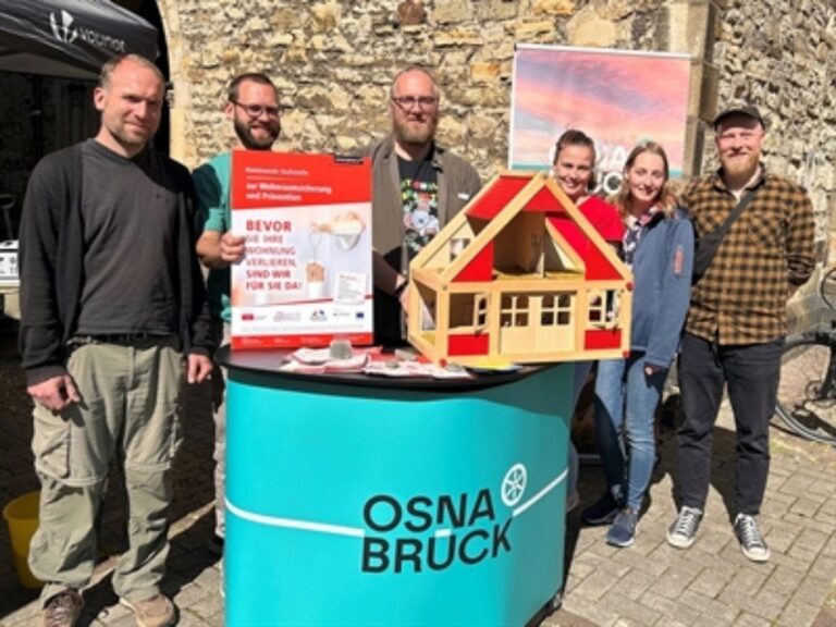 Das Team der Wohnraumhilfe im Johannisquartier: Josia Menken (links), Tim Schnuck, Sebastian Schoo, Sara Wobig, Nina Lade und der Quartiersmanager im Johannisquartier Daniel Lindholz. / Foto: Silke Brickwedde (Stadt Osnabrück)