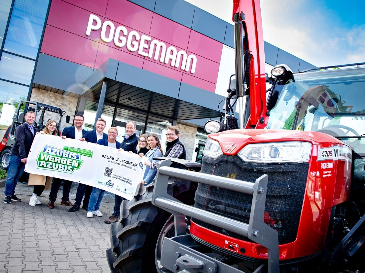 Freuen sich die Ausbildungsmesse in Bad Iburg (v.li.): Alexej Sotke (Arbeitgeber-Service MaßArbeit), Annika Schütte (Servicestelle Schule-Wirtschaft MaßArbeit), MaßArbeit-Vorstand Lars Hellmers, Bad Iburgs Bürgermeister Daniel Große-Albers, Sandra Poggemann und Rainer Poggemann (Geschäftsführer Poggemann GmbH), Christina Götz (Leader Regionalmanagement Südliches Osnabrücker Land), Marina Mindrup (Ausbildungslotsin MaßArbeit), Ulf Korte (Ausbildungsbeauftragter Poggemann GmbH). / Foto: Miriam Loeskow-Bücker (MaßArbeit)