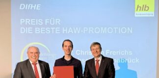 Preisträger Dr. Christian Frerichs (Mitte) mit Prof. Dr. Friedwart Lender, Vorsitzender des Vorstandes des Europäischen Management Instituts der Hochschule Hof (links), und Prof. Dr. Tobias Plessing, Vorstand des Deutschen Instituts für Hochschulentwicklung (rechts). Foto: Neschke (hlb)