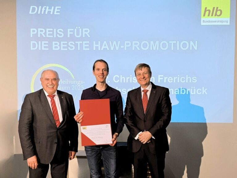 Preisträger Dr. Christian Frerichs (Mitte) mit Prof. Dr. Friedwart Lender, Vorsitzender des Vorstandes des Europäischen Management Instituts der Hochschule Hof (links), und Prof. Dr. Tobias Plessing, Vorstand des Deutschen Instituts für Hochschulentwicklung (rechts). Foto: Neschke (hlb)